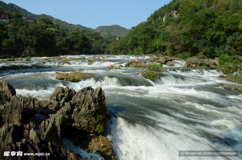 山间湍急河流与嶙峋怪石