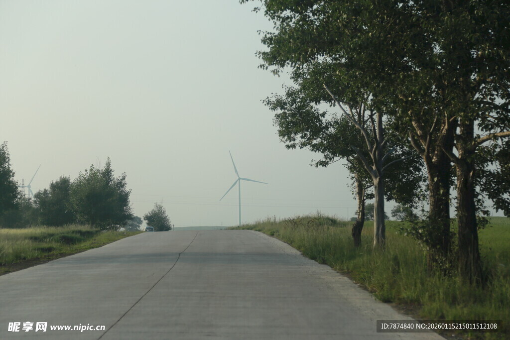 乡间静谧公路与风车风景