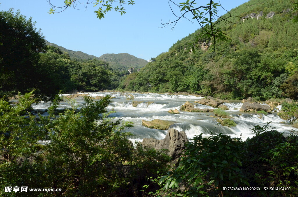 山间湍急溪流景观