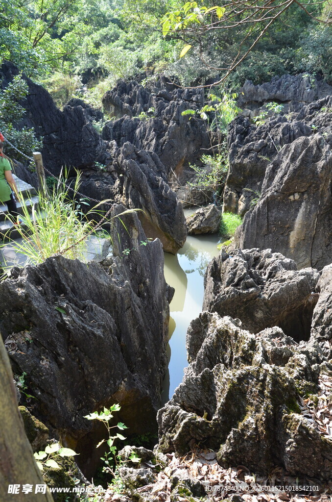 山间溪流穿岩石美景