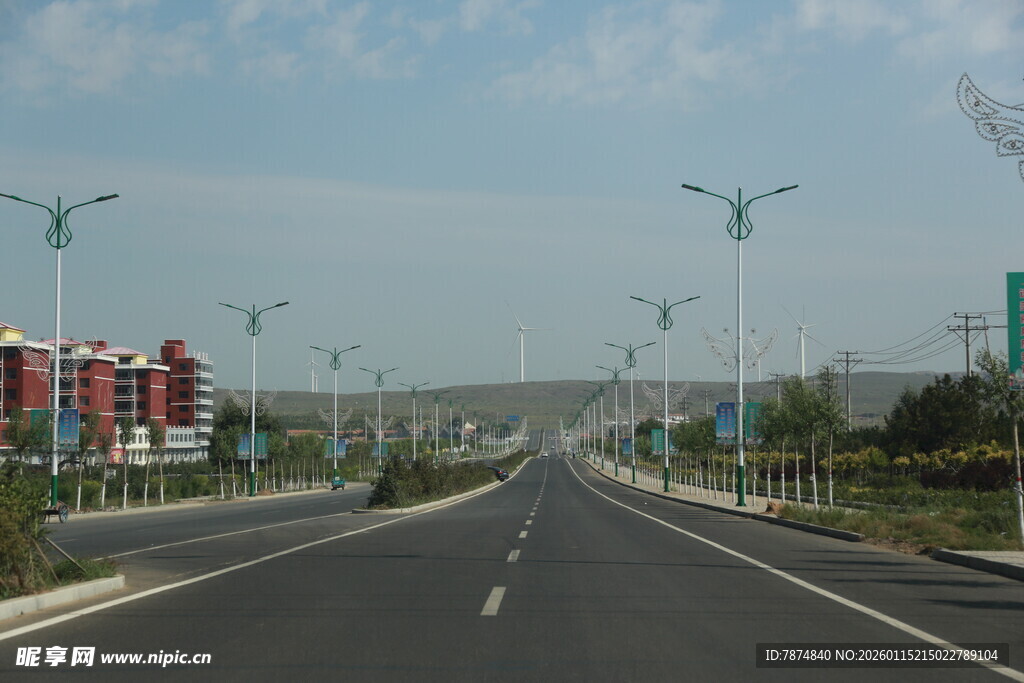 宽阔公路旁的多彩建筑
