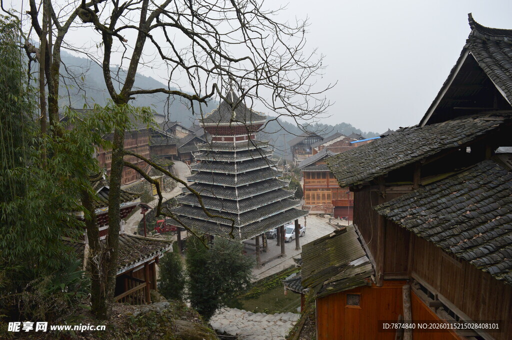 古村中的多层传统塔楼