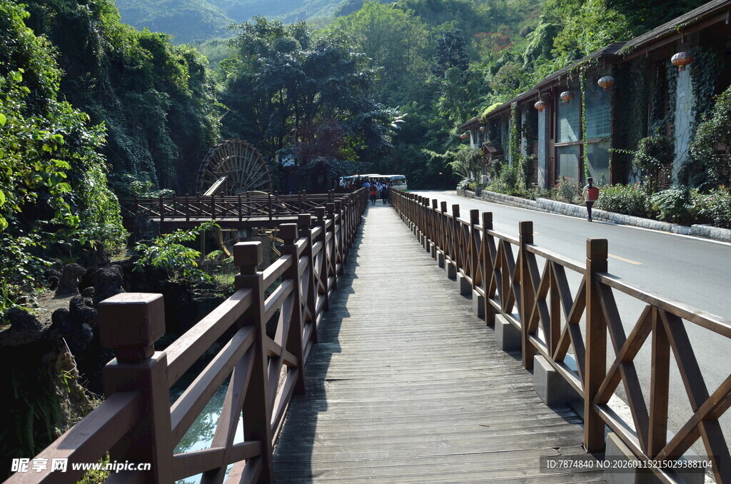 山间木栈道 自然好风光