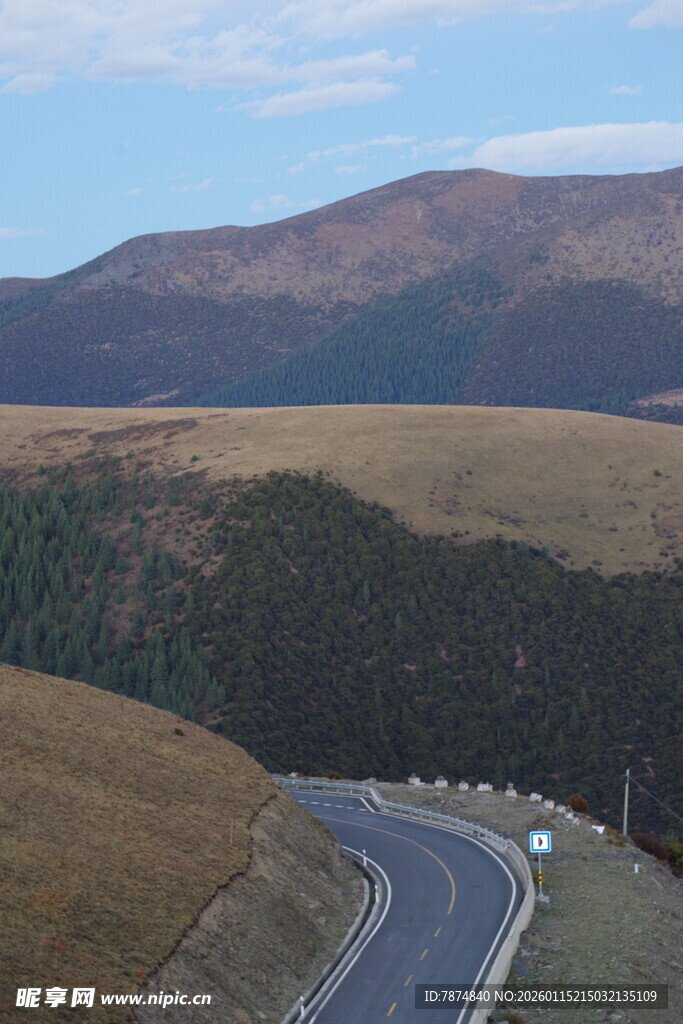蜿蜒公路穿行于山峦之间