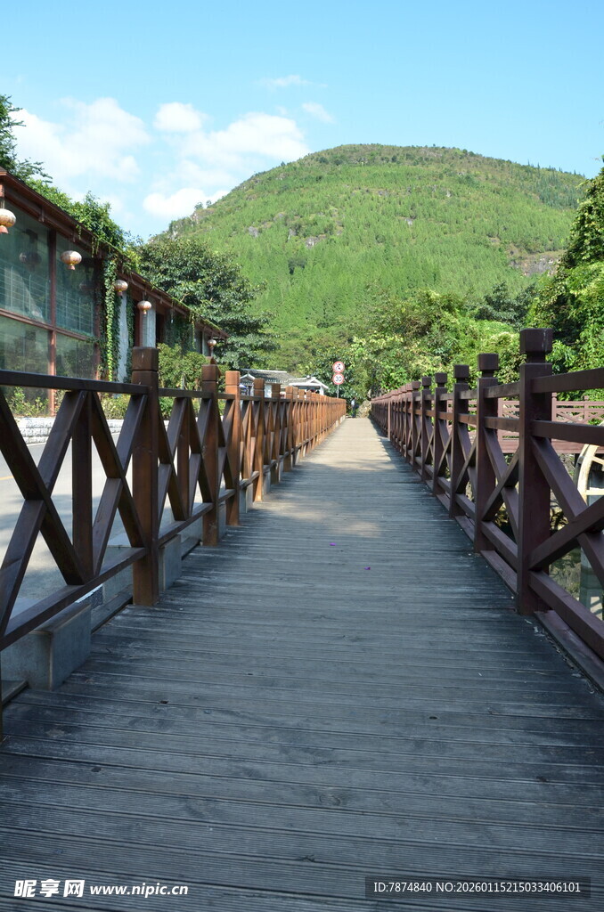 山间木桥风景