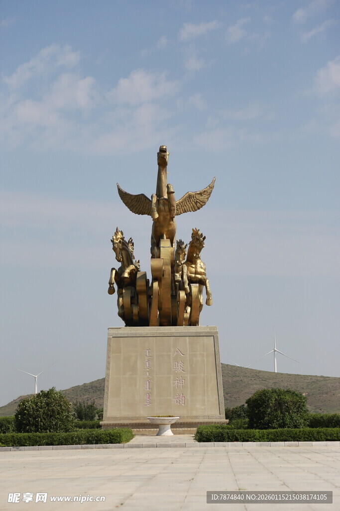 金色群雕纪念碑