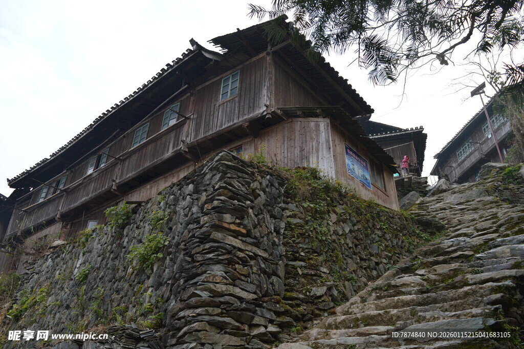 古朴山村木屋 石砌台阶