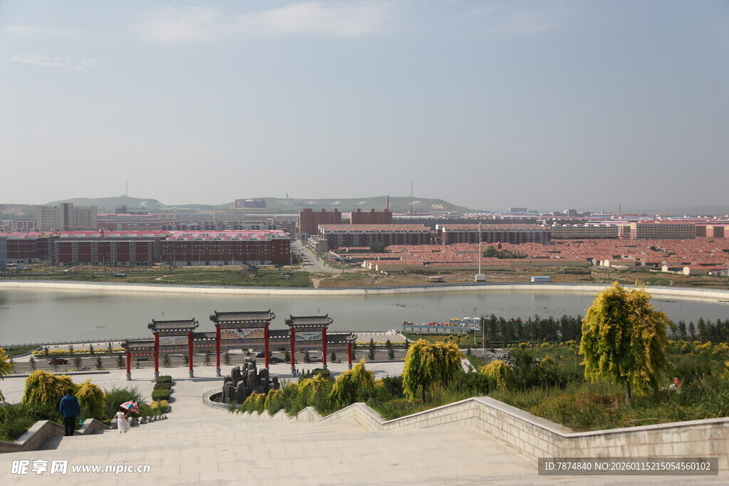 俯瞰城市景观与绿植风光