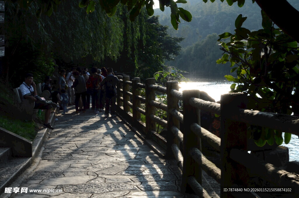 河边木栈道上的漫步人群
