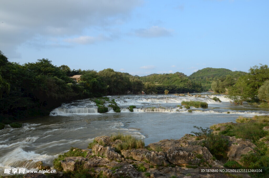 山间湍急河流与葱郁植被