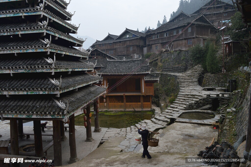 苗寨风光中的独行者