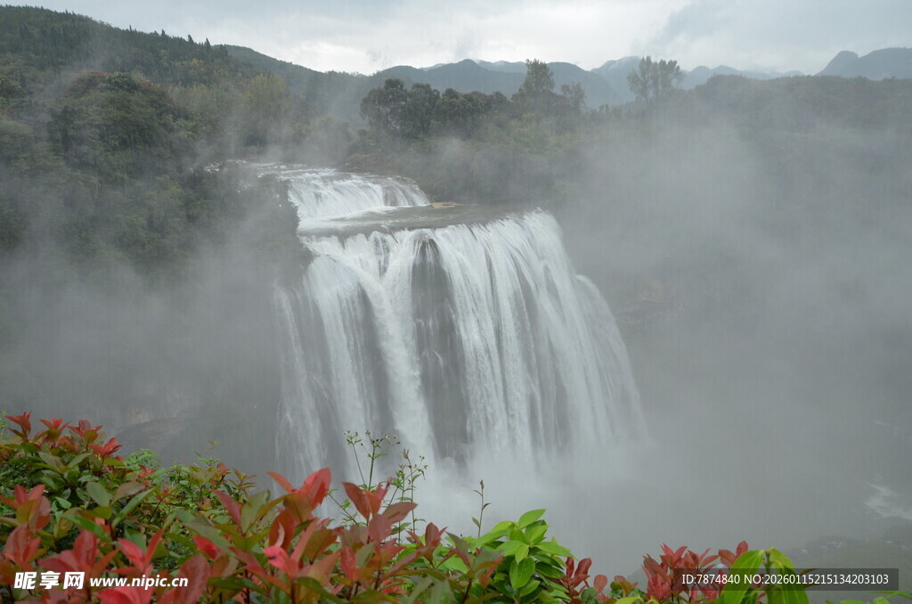 壮观瀑布与周边艳丽花草