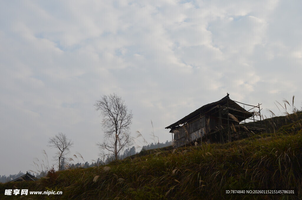 山坡上的古朴小屋