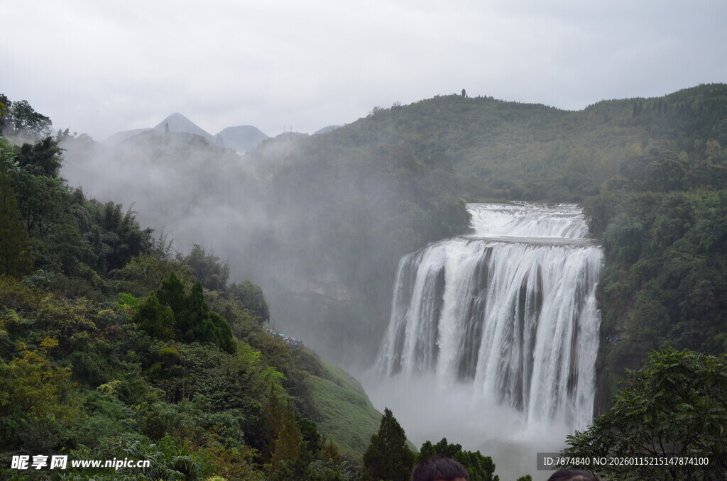 壮观山间瀑布美景