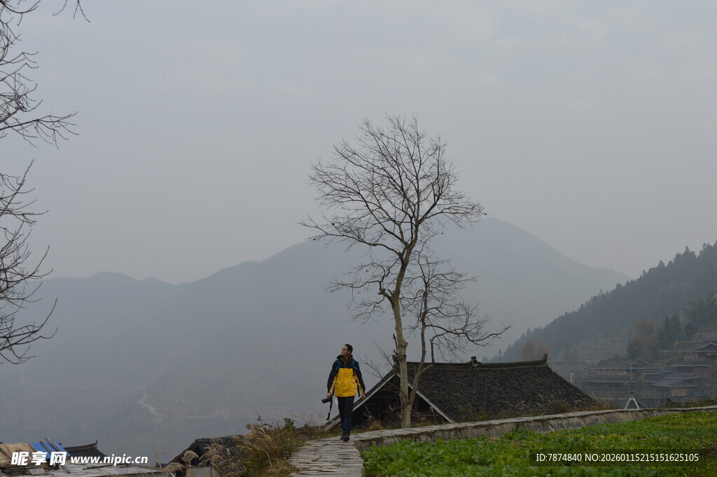 山间独行者 静谧自然景