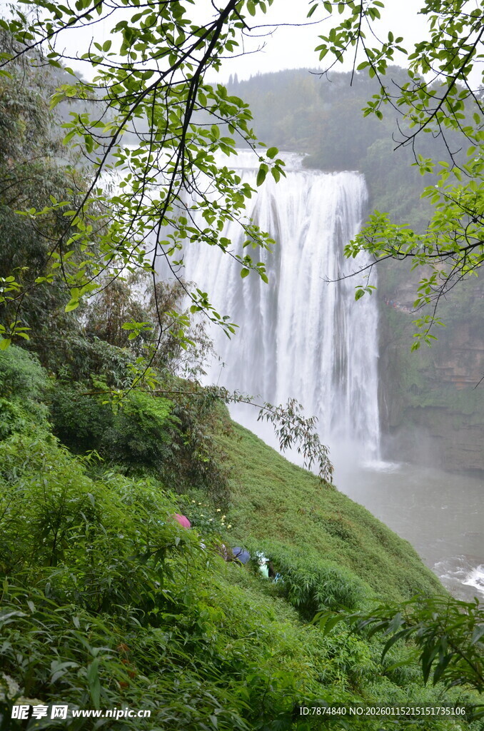 山间壮丽瀑布景观