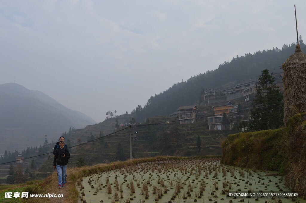 山间田园漫步景象