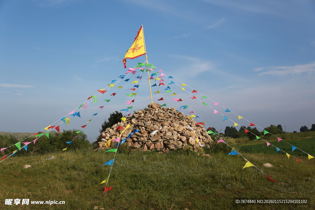 草原上的彩色经幡堆