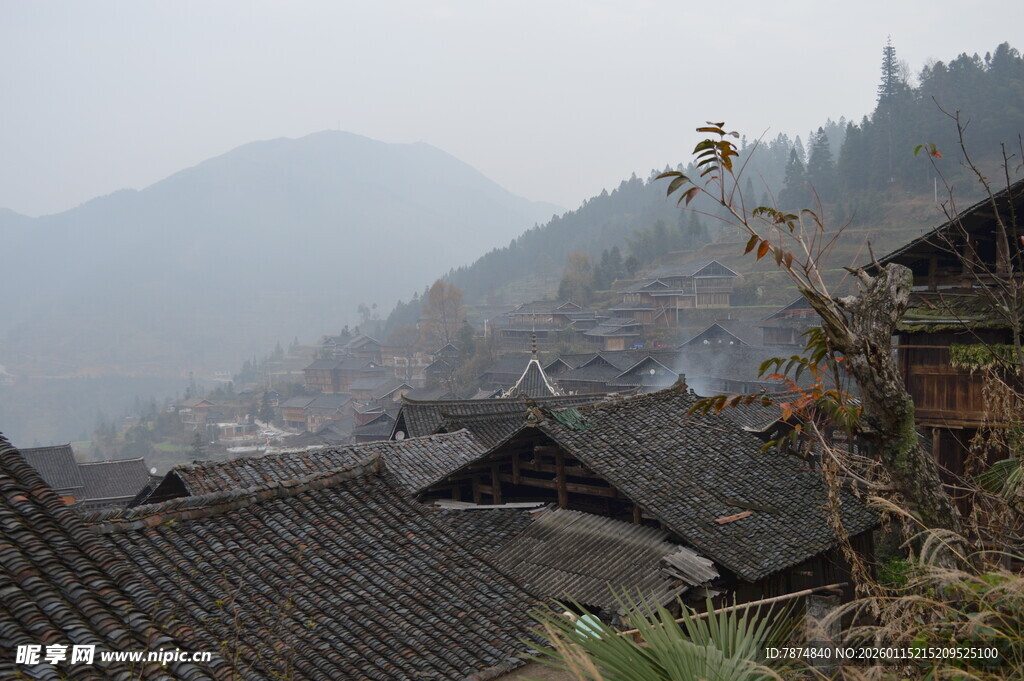 山村瓦屋 隐于雾中山景