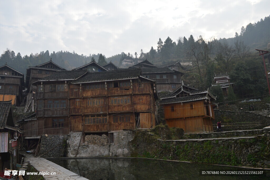 苗寨临水木质建筑群
