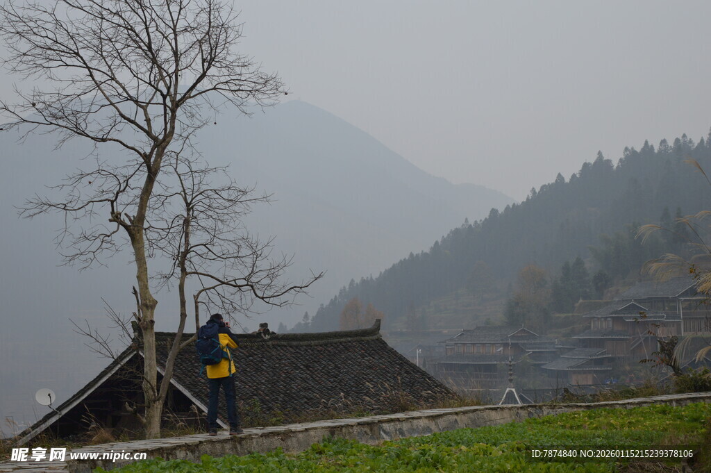 山间小屋旁的徒步者