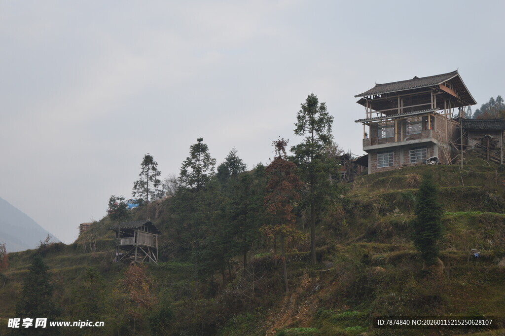 山间古雅建筑隐于绿树
