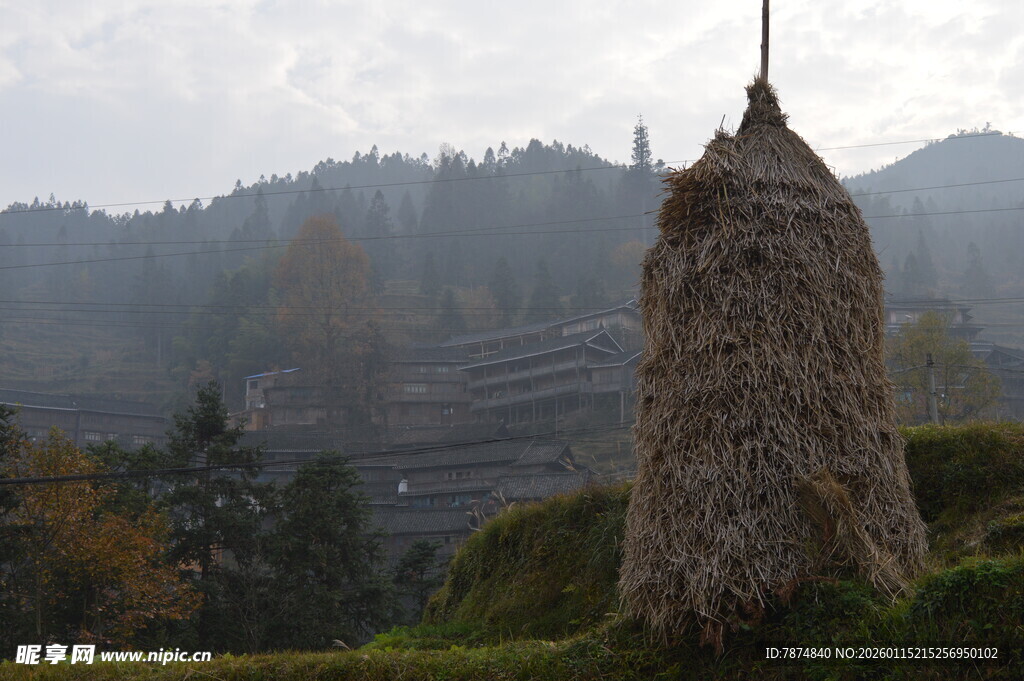 山间草垛 秋日田园景致
