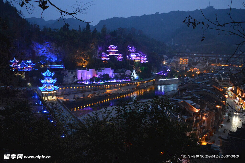 山间夜景灯光璀璨迷人