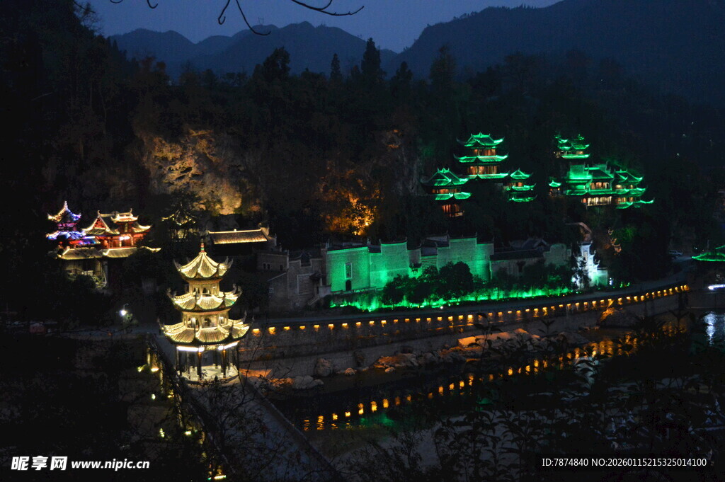 山间夜景璀璨古建筑群