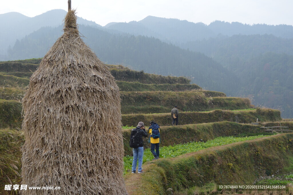 山间稻草垛旁的徒步者