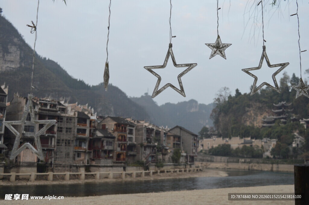 河畔星星挂饰与山水景致