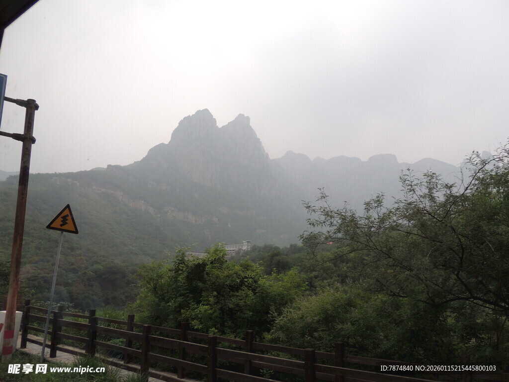 山间景致 远处山峦隐约可见