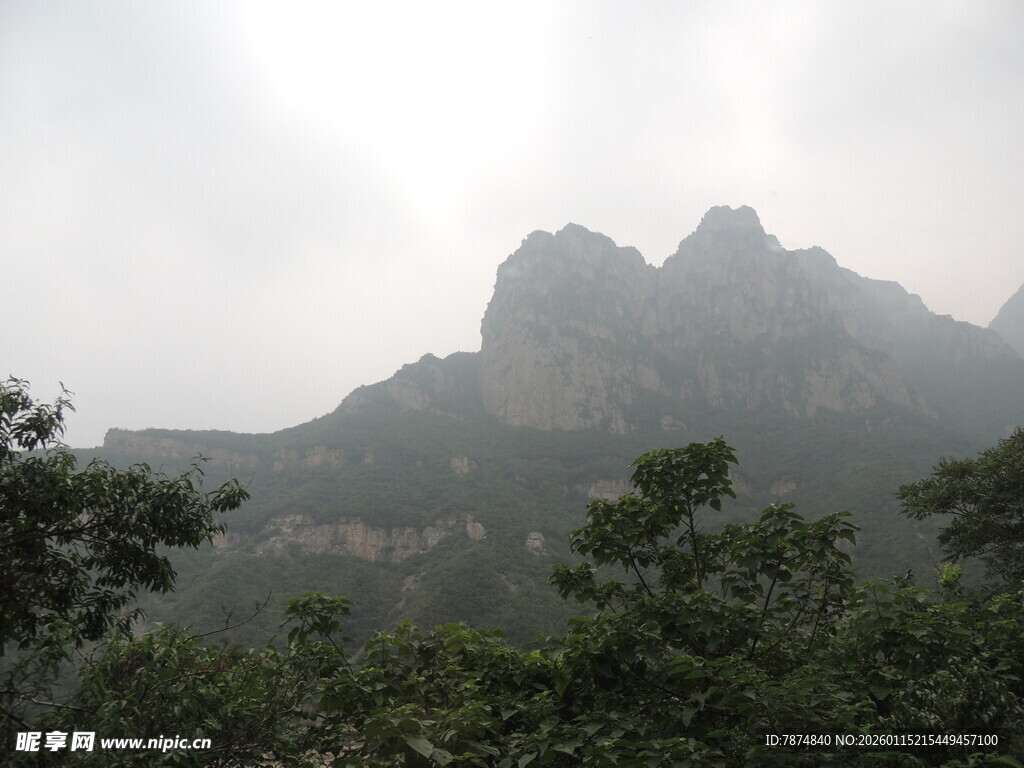 云雾缭绕的秀丽山峰