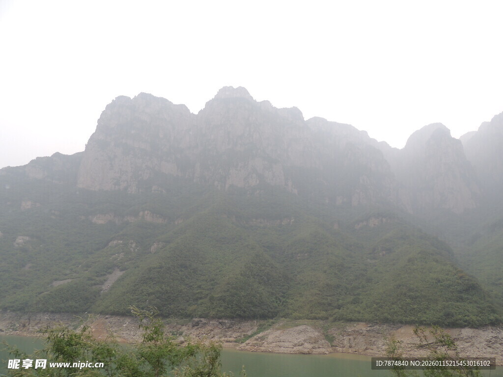 云雾缭绕的山峦美景