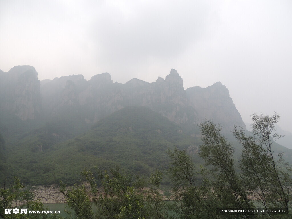 云雾缭绕的壮丽山峦