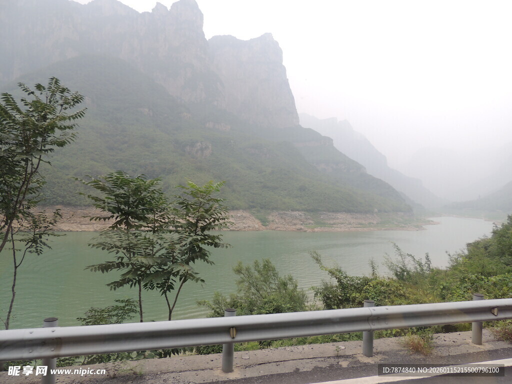 山间湖畔公路风景
