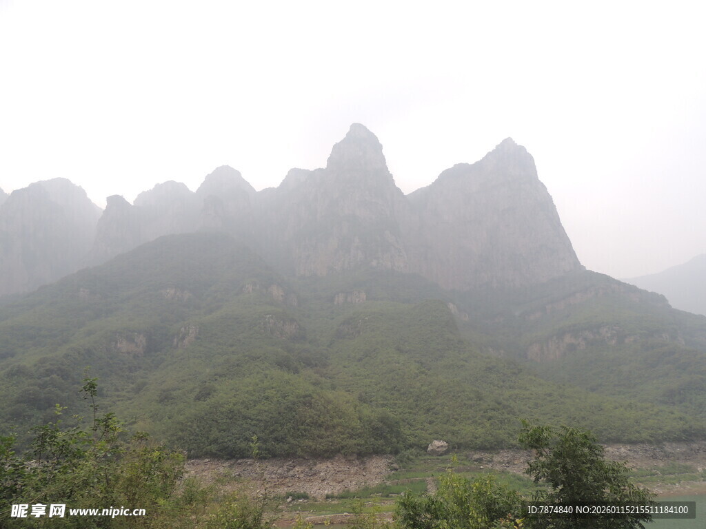 云雾缭绕的秀丽山峦