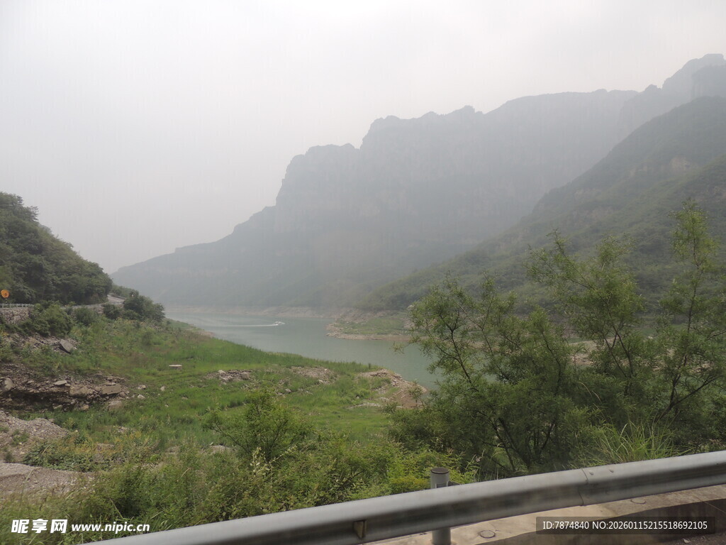 山间公路旁的朦胧山水景