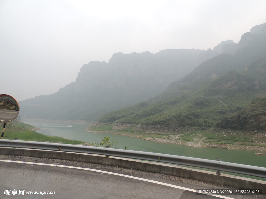 山间公路旁的朦胧湖景
