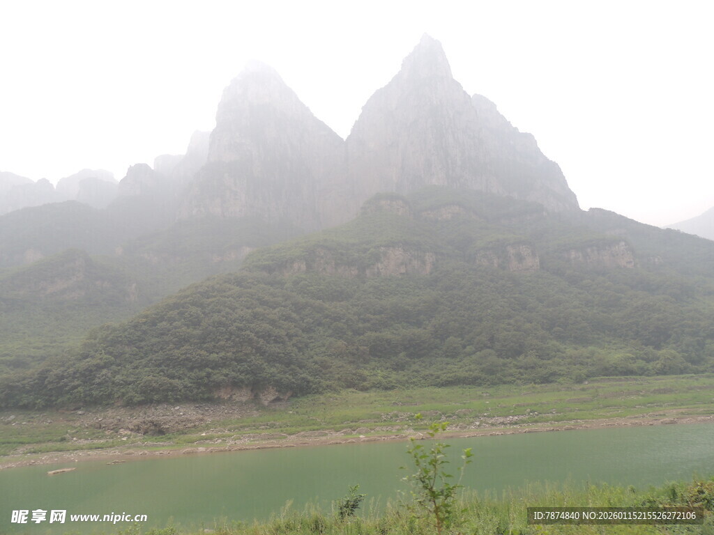 雾中秀丽山水风光