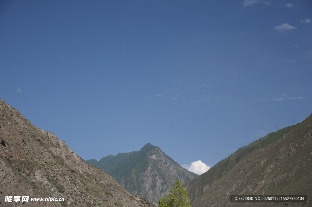山间美景 远眺巍峨雪峰