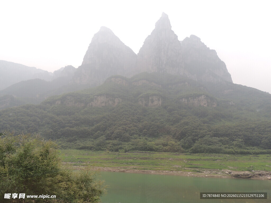 山水相依的秀丽自然景观