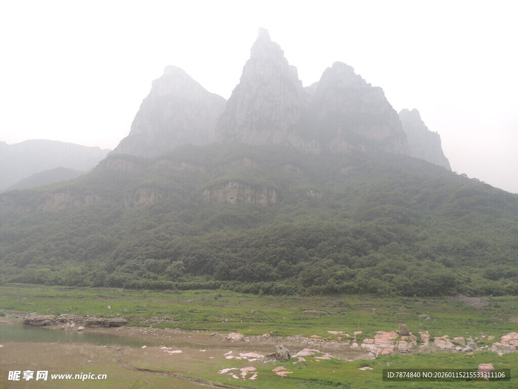 雾中秀丽山峦风景