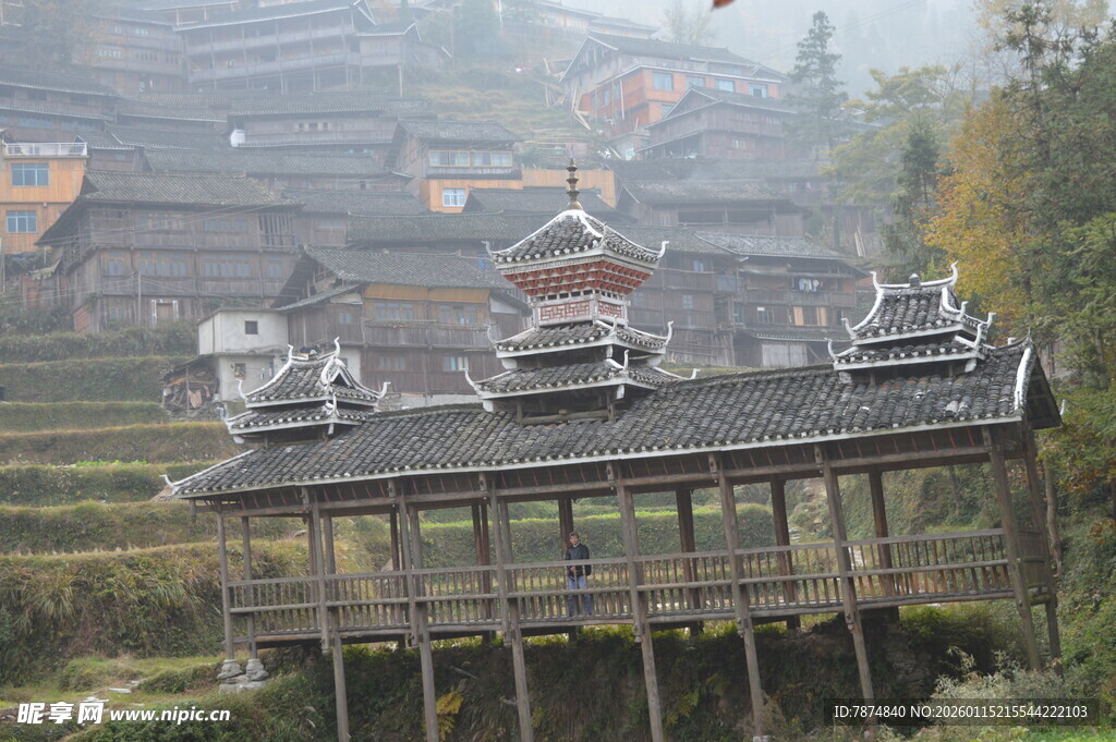 苗寨木质廊桥古朴景致