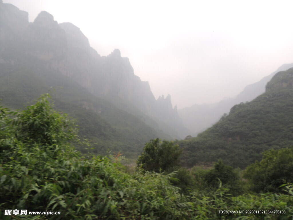 山间绿意 朦胧山峦景色