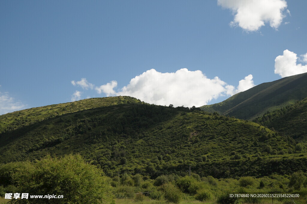 青山蓝天间的自然美景