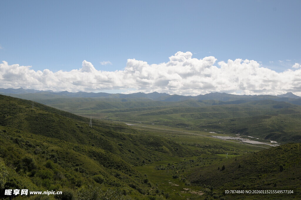 青山白云间的开阔景致