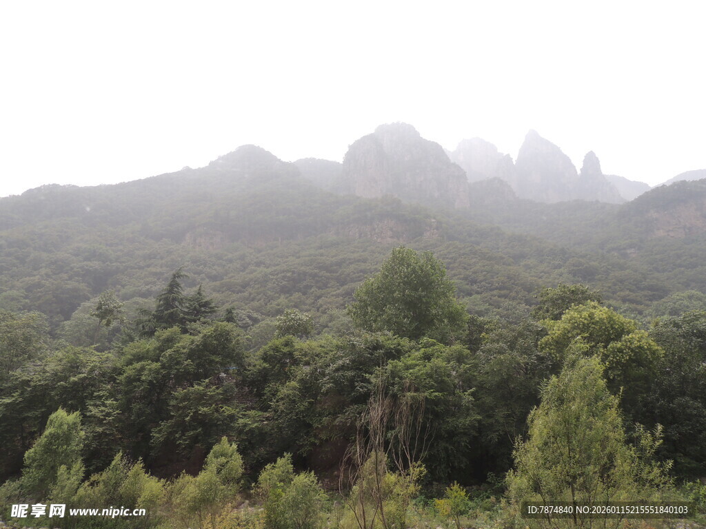 山林叠翠 远处奇峰耸立