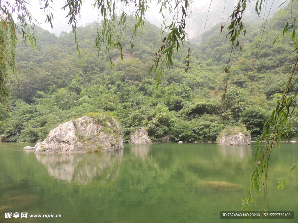 山林间静谧的绿水石景