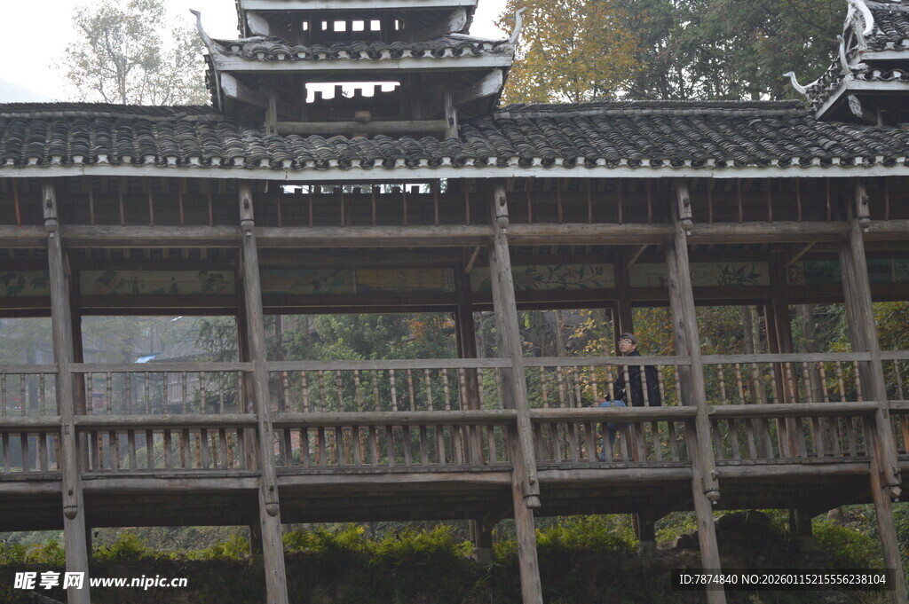 古色古香的木质廊桥